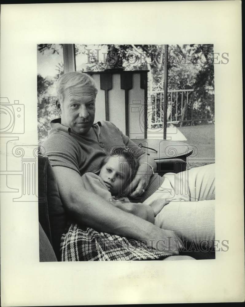 1970 Press Photo Actor George Kennedy at home in Los Angeles with his daughter - Historic Images
