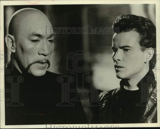 1969 Press Photo Actor Anthony Quinn with costar - Historic Images