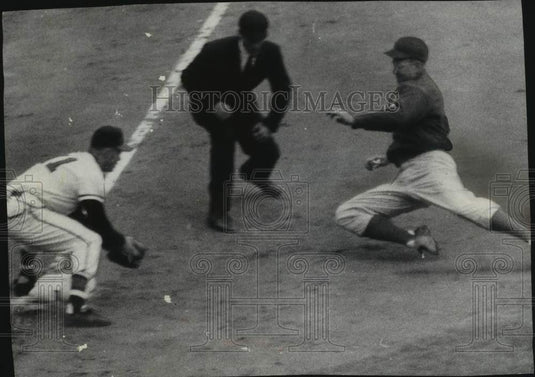 1956 Press Photo The Chicago Cubs play a baseball game against Milwaukee Braves - Historic Images