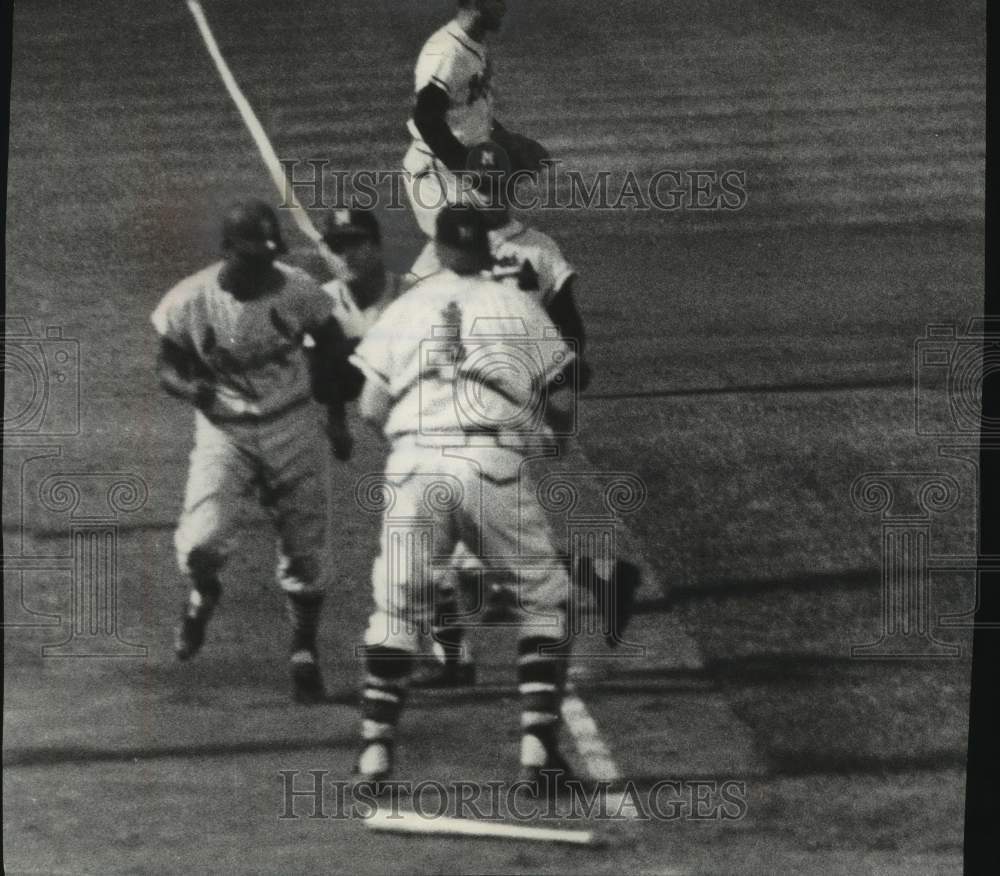 1958 Press Photo Crandall throws to Logan then tossed ball to Lew Burdette, WI. - Historic Images