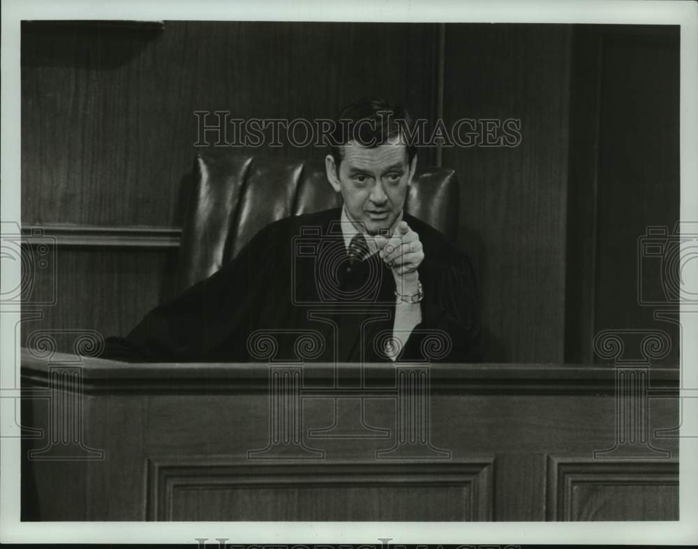 1977 Press Photo Tony Randall as a Philadelphia judge in "The Tony Randall show" - Historic Images
