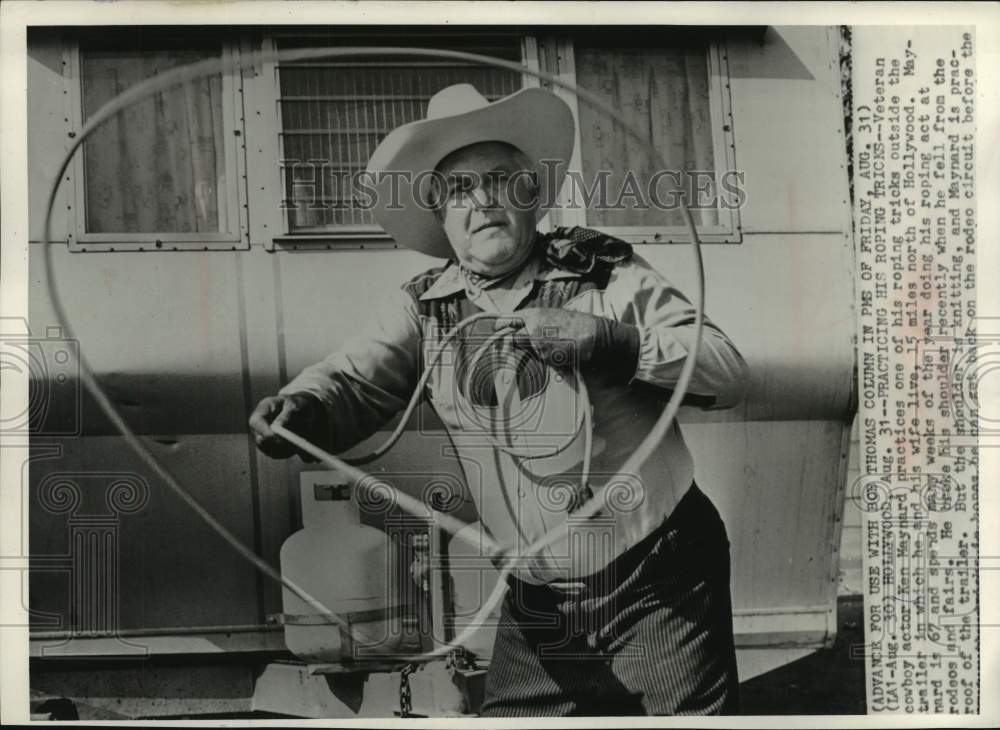 1962 Press Photo Ken Maynard practices roping tricks outside Hollywood trailer - Historic Images