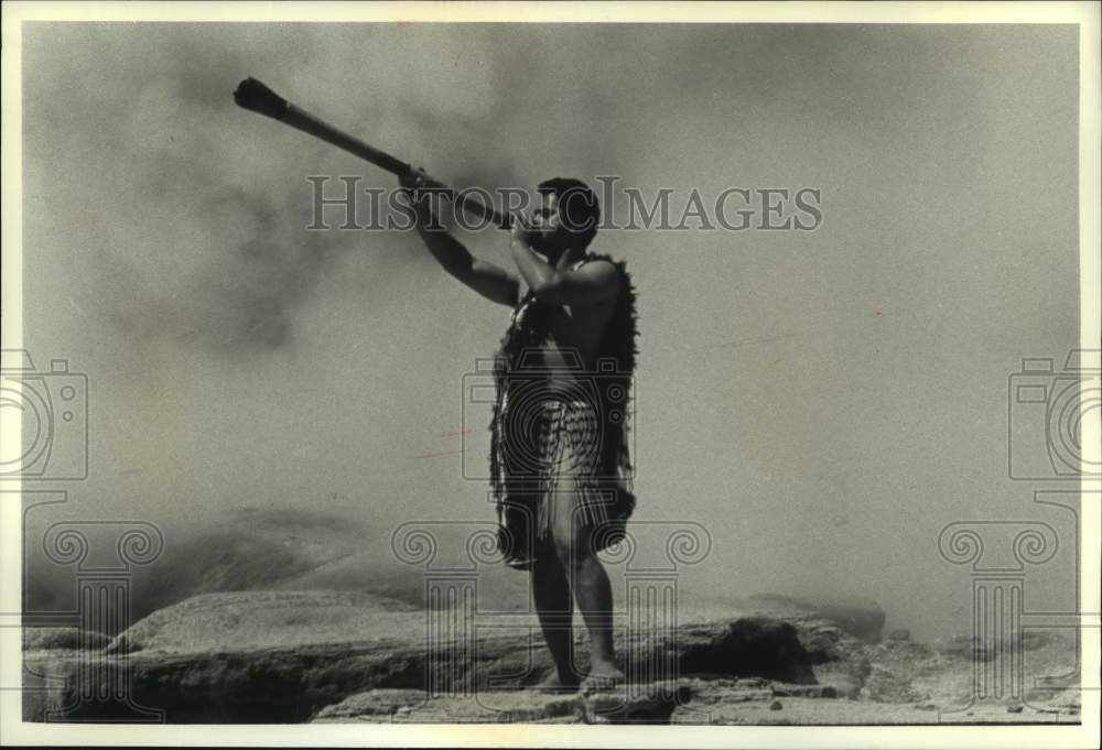 1990 Press Photo Maori lifts traditional trumpet to the sky in New Zealand - Historic Images