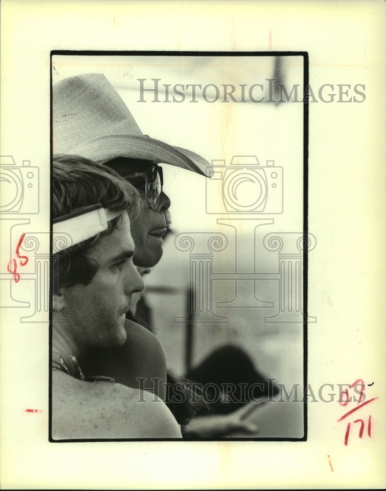 1980 Press Photo Willie Nelson Picnic, Texas Hats Provide Shelter From Sun - Historic Images