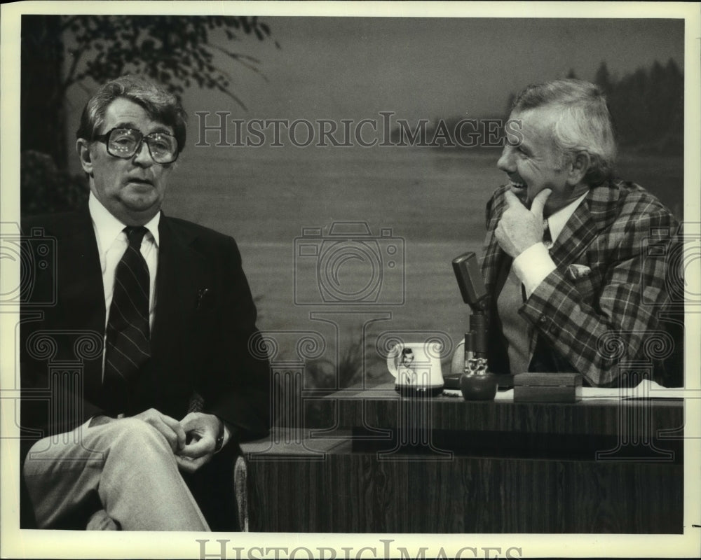 1979 Press Photo Actor Robert Mitchum talks and Johnny Carson smiles - mjx65781- Historic Images