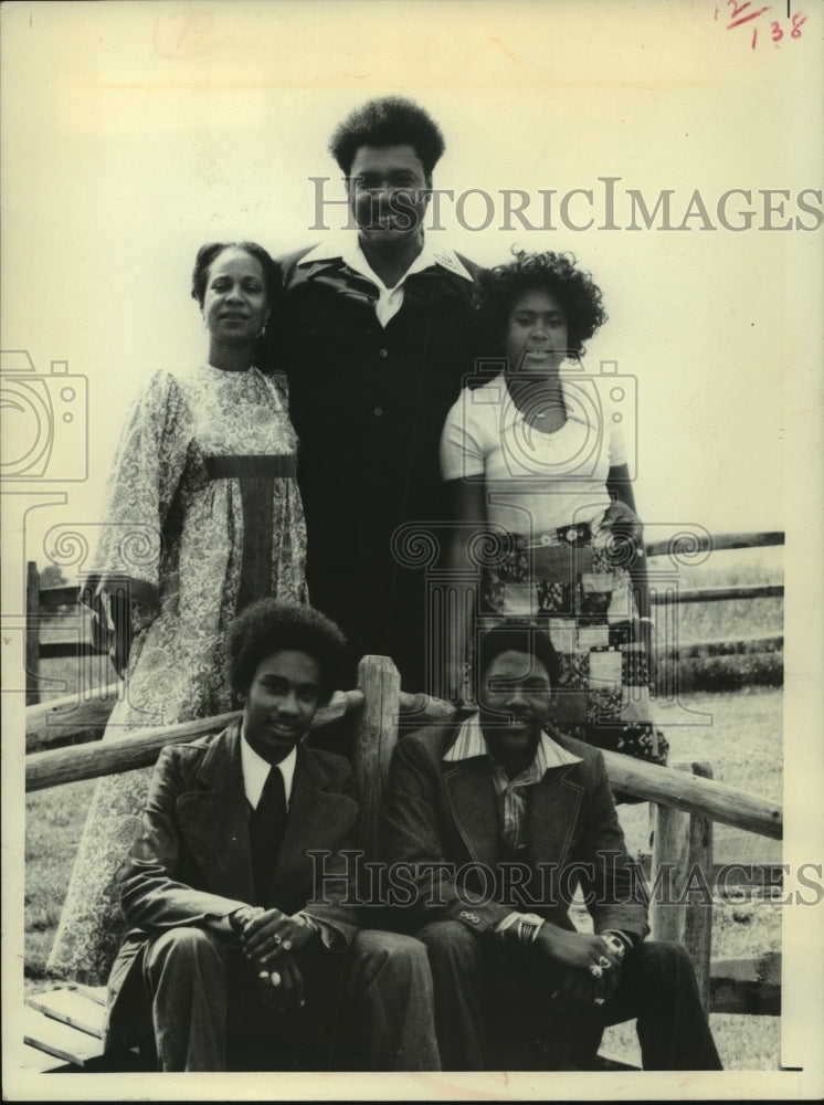 1975 Don King with his family on his Farm Near Cleveland, Ohio - Historic Images