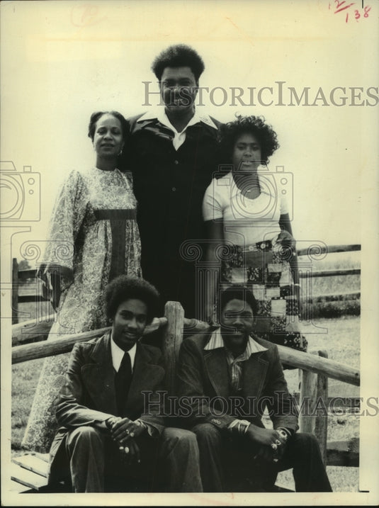 1975 Don King with his family on his Farm Near Cleveland, Ohio - Historic Images