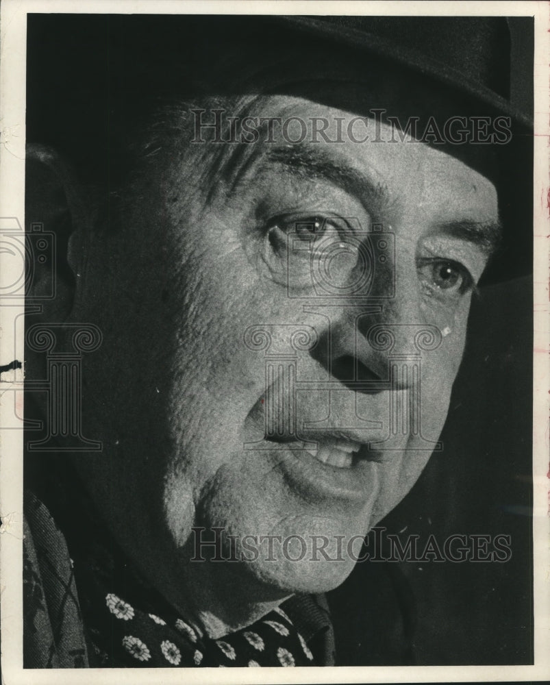 1966 Ray Milland speaks at news conference in Milwaukee - Historic Images