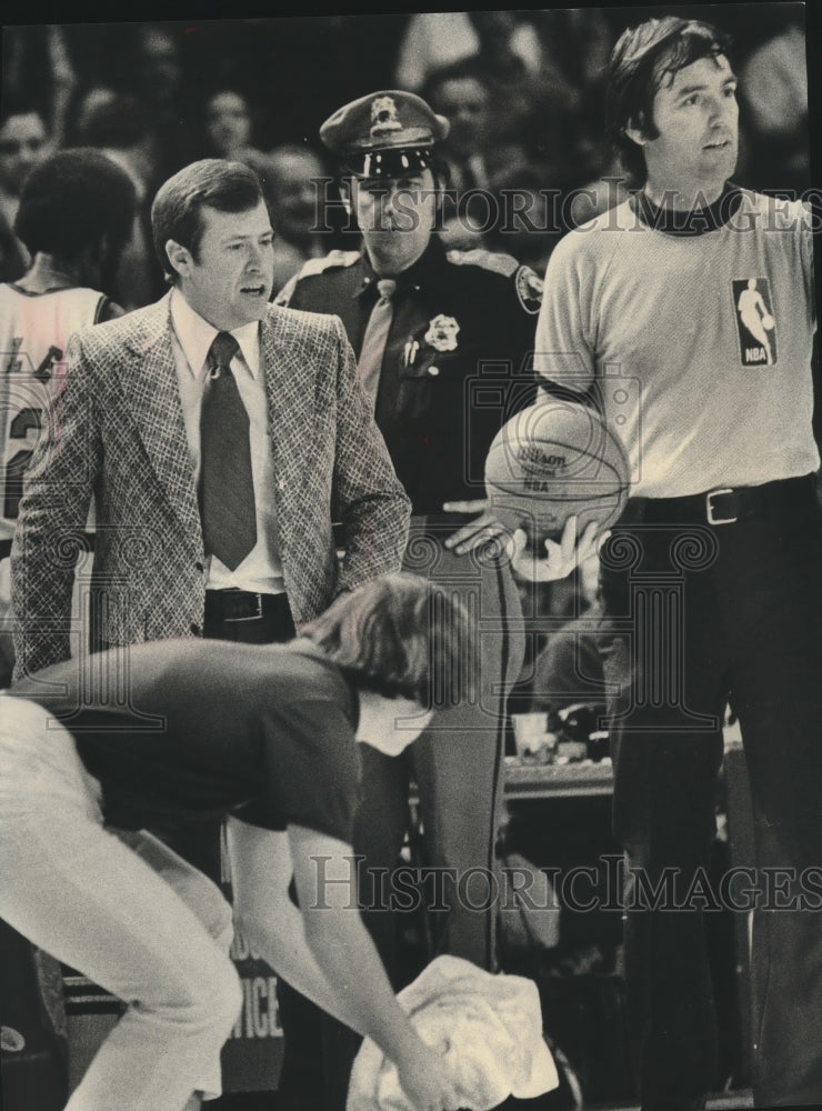 1974 Dick Motta coach of Chicago Bulls basketball team at game. - Historic Images