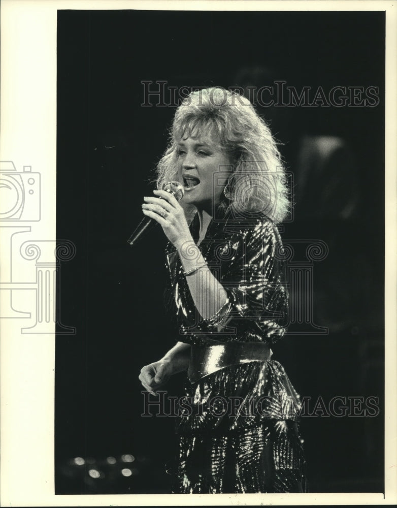 1987 Press Photo Barbara Mandrell sings to capacity crowd at the Riverside- Historic Images