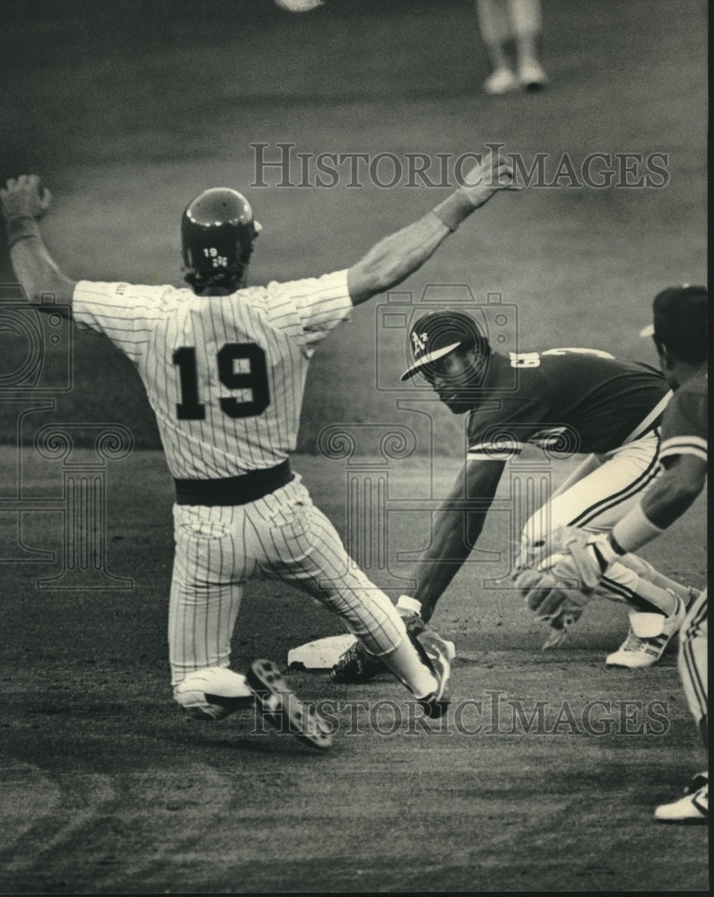 1986 Brewer&#39;s Robin Yount tagged out by Oakland&#39;s Alfredo Griffin - Historic Images