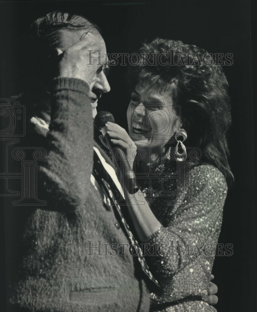 1986 Press Photo Marie Osmond invited Jerry Rennish on Stage, Riverside Theater - Historic Images