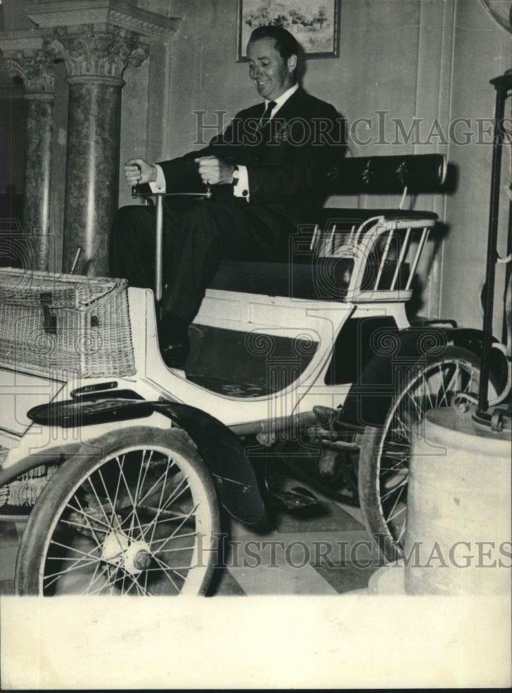 1960 Press Photo Brooks Stevens tries an 1898 Peugeot in castle of Rochetaillee- Historic Images