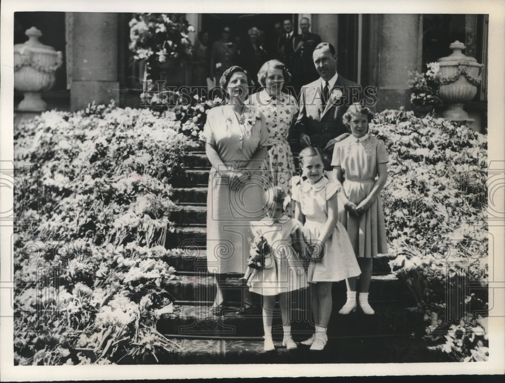 1952 Press Photo Holland&#39;s Queen Juliana &amp; family celebrate her 43rd birthday- Historic Images