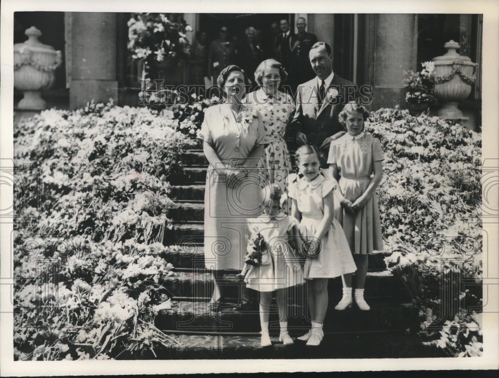 1952 Press Photo Holland's Queen Juliana & family celebrate her 43rd birthday- Historic Images