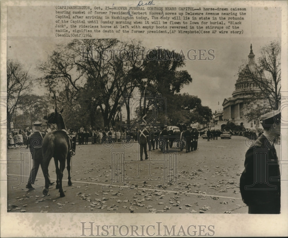 1964 Press Photo Horse-drawn caisson bears casket of President Herbert Hoover- Historic Images