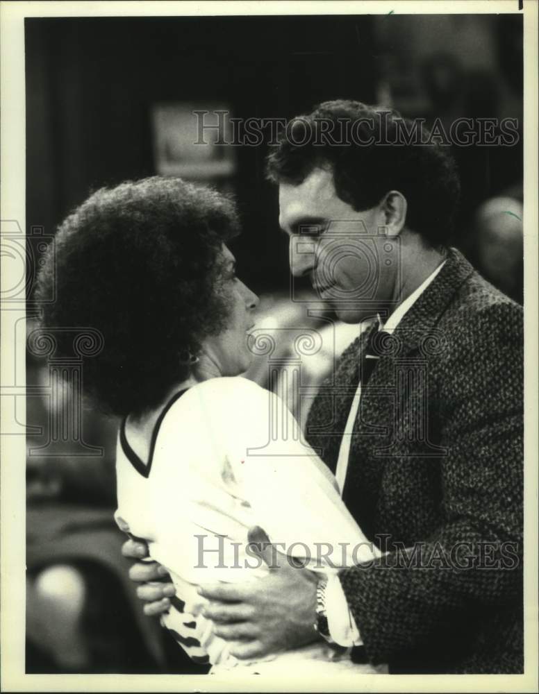 1987 Press Photo Rhea Perlman and guest star Jay Thomas on NBC's "Cheers". - Historic Images