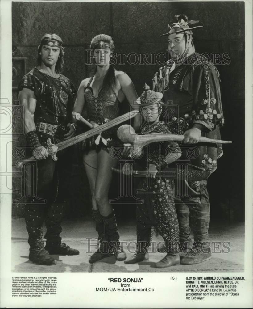 1985 Press Photo Arnold Schwarzenegger and cast of &quot;Red Sonja&quot; from MGM/UA- Historic Images