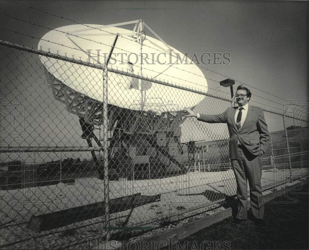 1984 Press Photo Manager James Gorek shown with earth station antenna - Historic Images