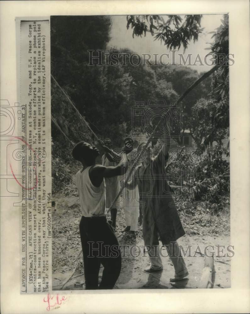 1964 Press Photo Natives at Sokode, Togo, and U.S. Peace Corps work together - Historic Images