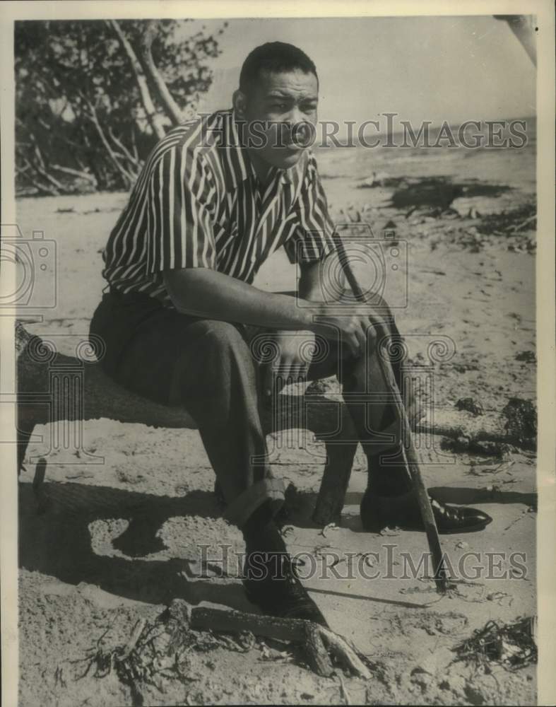 1949  Joe Louis Former heavyweight boxing champ  on Florida beach - Historic Images