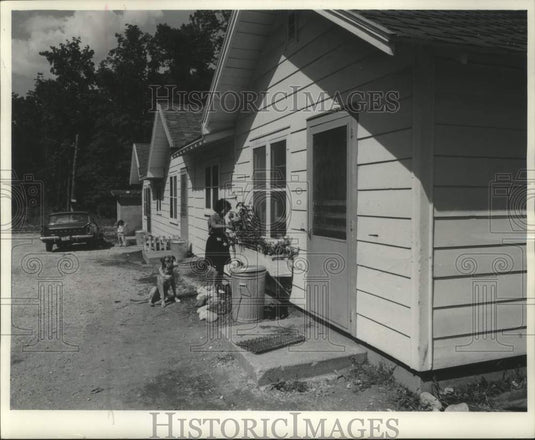 1965 Press Photo Girl Waters Zinnias At Kincaid Cabins In Jefferson, Michigan - Historic Images