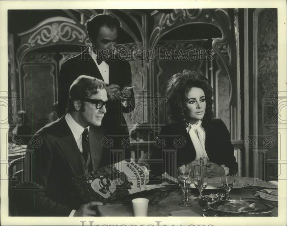 1976 Press Photo Elizabeth Taylor And Michael Caine In &#39;X, Y &amp; Zee&#39; - mjx70217 - Historic Images