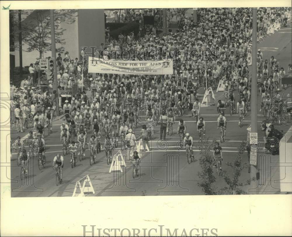 1983 Press Photo Bikers participate in &quot;Uecker&#39;s Ride for the Arts&quot;, Milwaukee - Historic Images