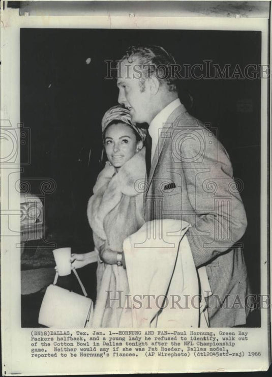 1966 Press Photo Paul Hornung and his fiancee Pat Roeder at Cotton Bowl Dallas - Historic Images