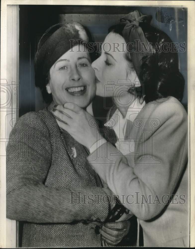 1942 Press Photo Actress Hedy Lamarr welcomes her mother to Hollywood- Historic Images