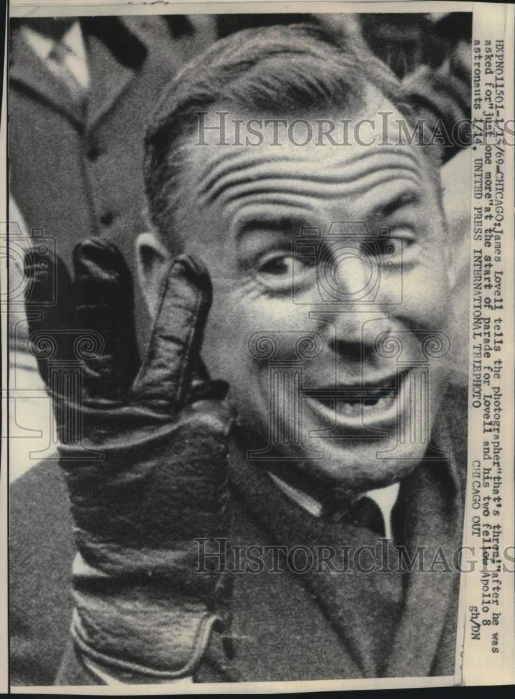 1969 Press Photo James Lovell tells photographer "that's three!' in Chicago- Historic Images