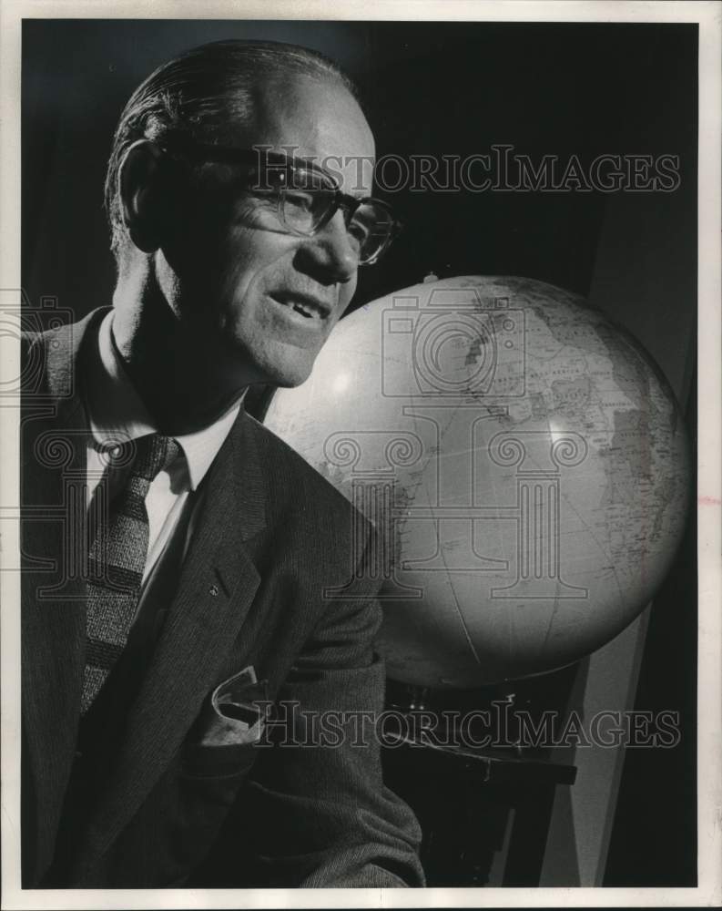 1962 Anthropologist, Author, Pacifist & Sailor, Earle Reynolds - Historic Images