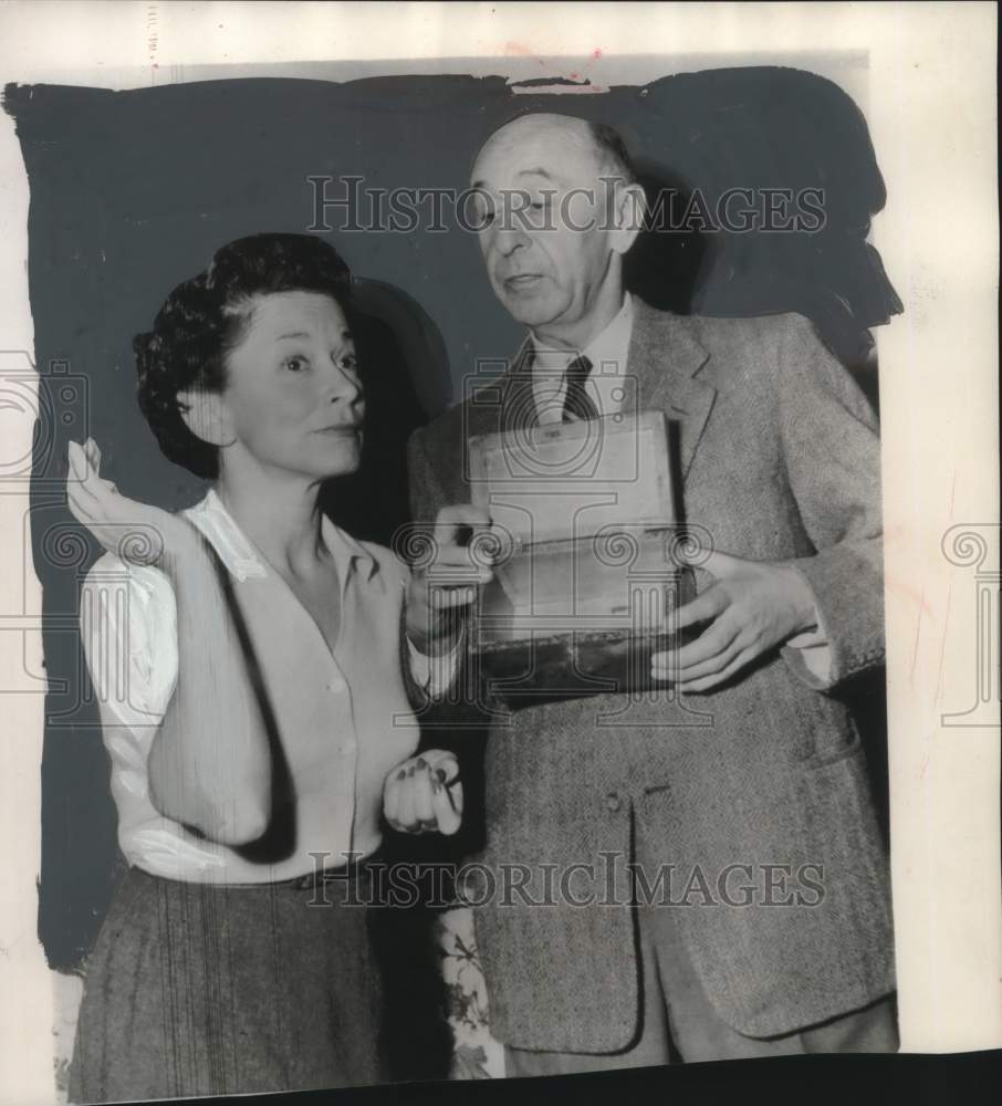 1953 Press Photo Arthur Murray and his wife show empty jewel box after robbery- Historic Images