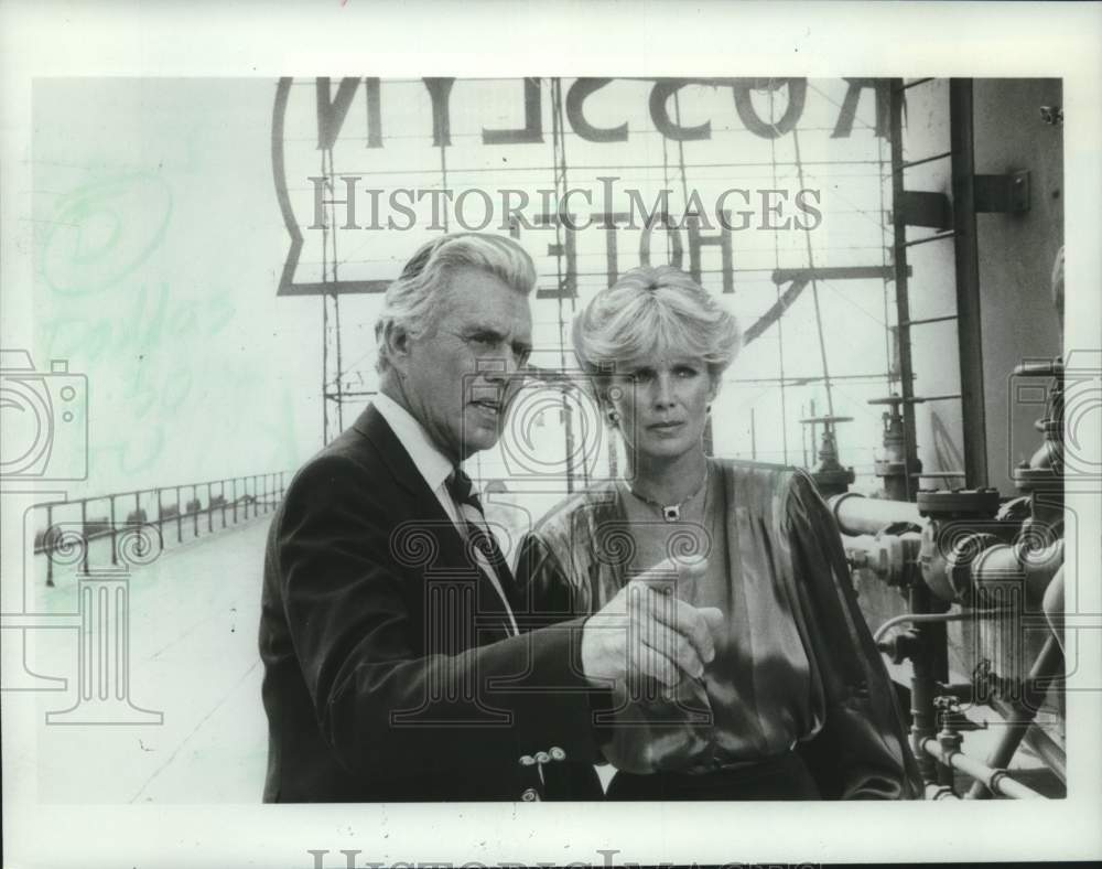 1983 Press Photo John Forsythe &amp; Linda Evans in &quot;The Roof&quot; on &quot;Dynasty&quot;.- Historic Images