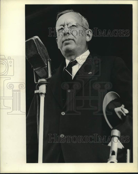 1936 Alfred M. Landon crushes hat while speaking on tour of state,. - Historic Images