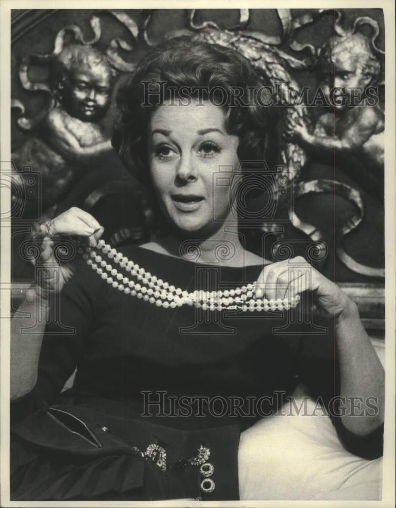 1967 Press Photo Susan Hayward stars in &quot;The Honey Pot&quot; - Historic Images