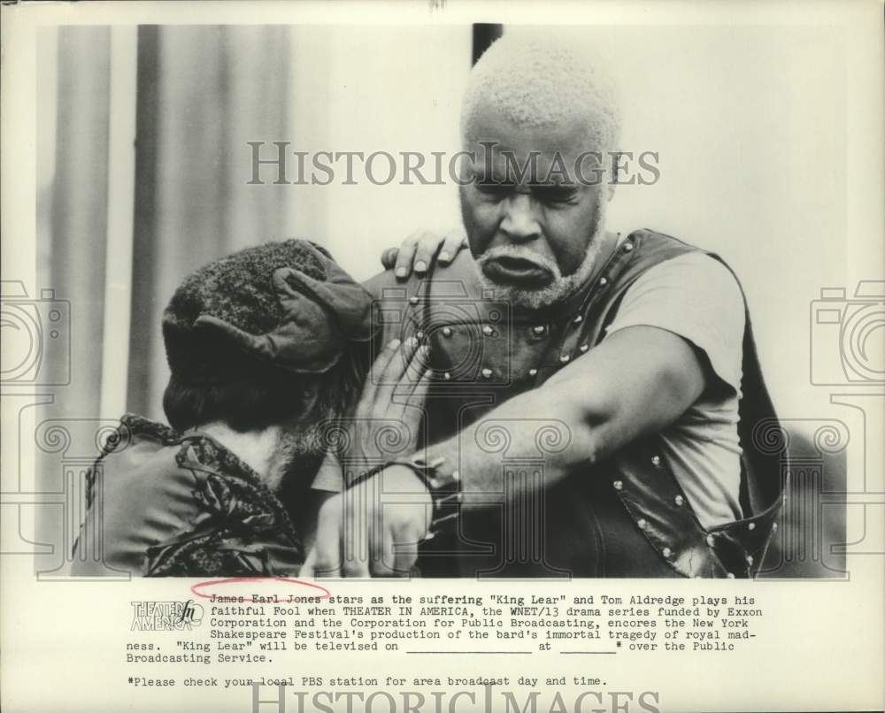 1975 Press Photo James Earl Jones &amp; Tom Aldredge in &quot;King Lear&quot; - mjx76076 - Historic Images