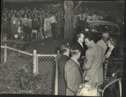 1945 Press Photo Police line held back admirers as Dennis Morgan arrived - Historic Images