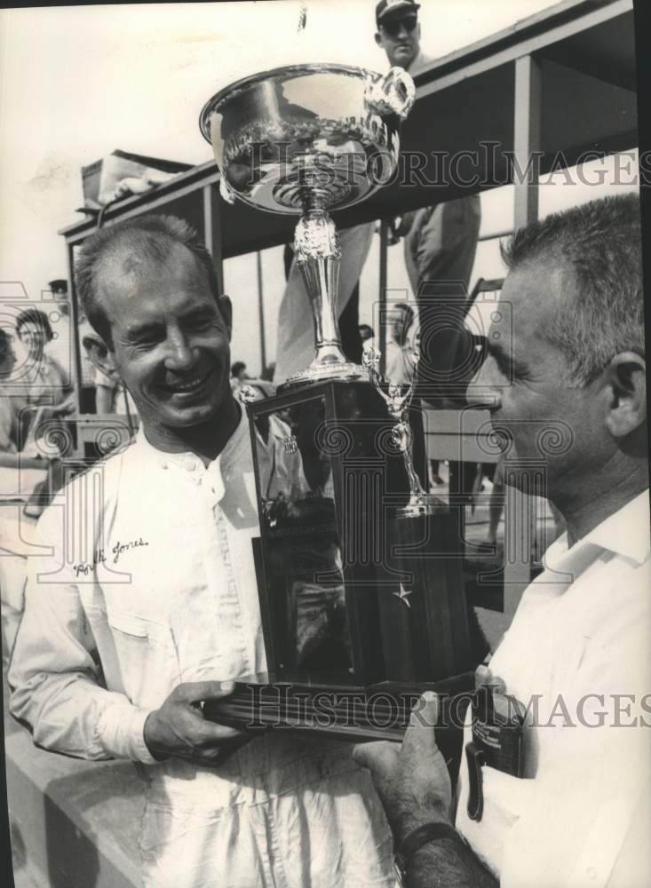 1963 Parnelli Jones won National Championship Late Model Car Race. - Historic Images