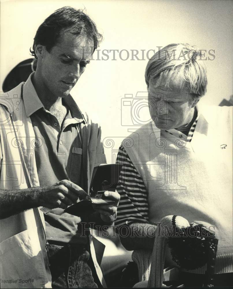 1985 Press Photo Pro Golfer Jack Nicklaus confers score with caddy - mjx77900 - Historic Images
