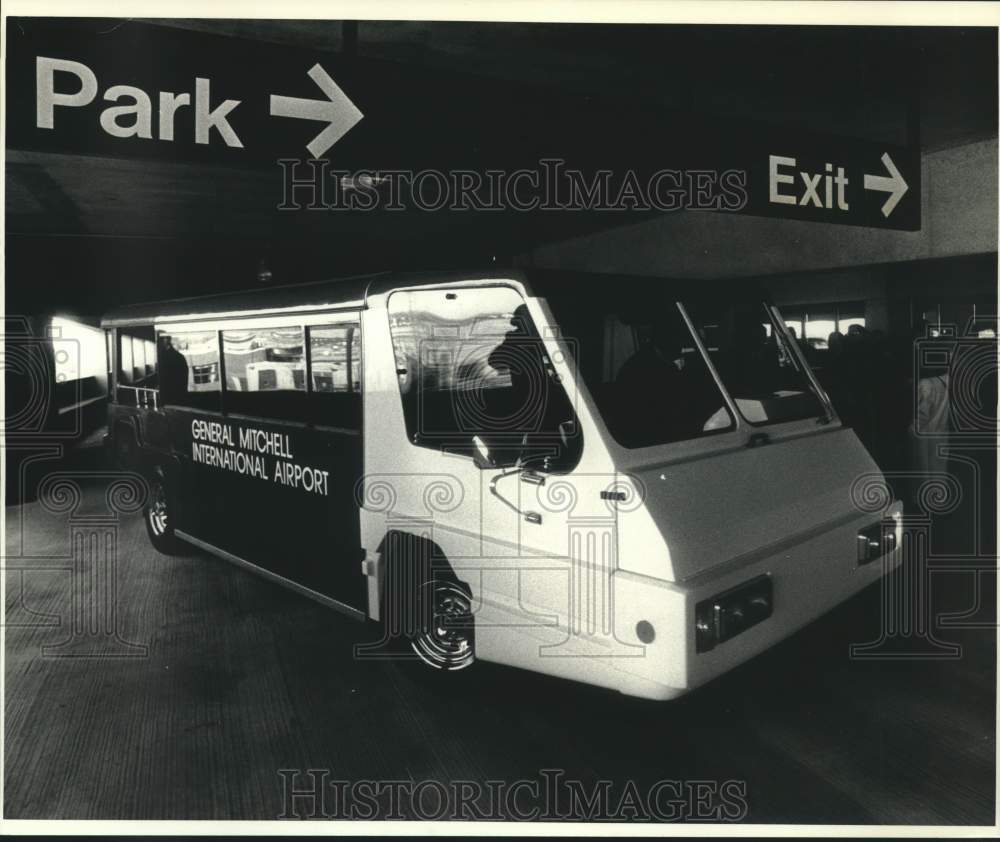 1990 Press Photo A new tram moves through expanded Mitchell Airport parking ramp - Historic Images