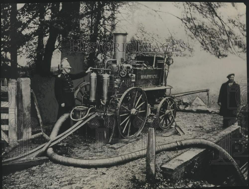 1929 Press Photo Arthur Anker With Old Fire Engine Of Warwick Bought By Ford - Historic Images