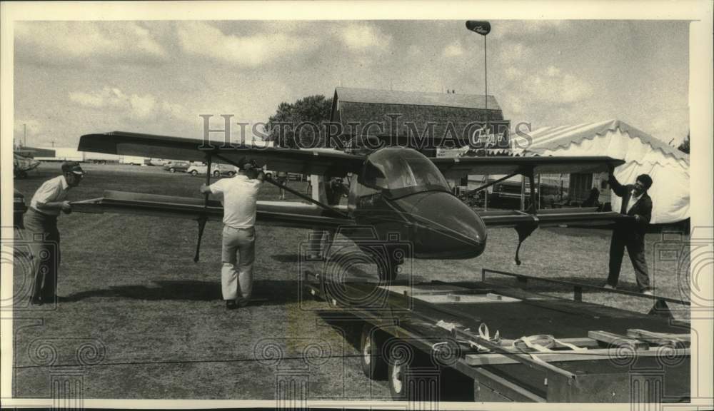 1988 Loading plane, Annual Experimental Aircraft Association Fly-In - Historic Images