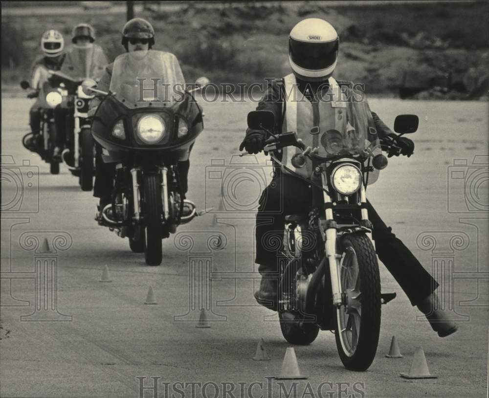 1985 Press Photo Waukesha County instructor Greg Patzer led motorcycle riders- Historic Images