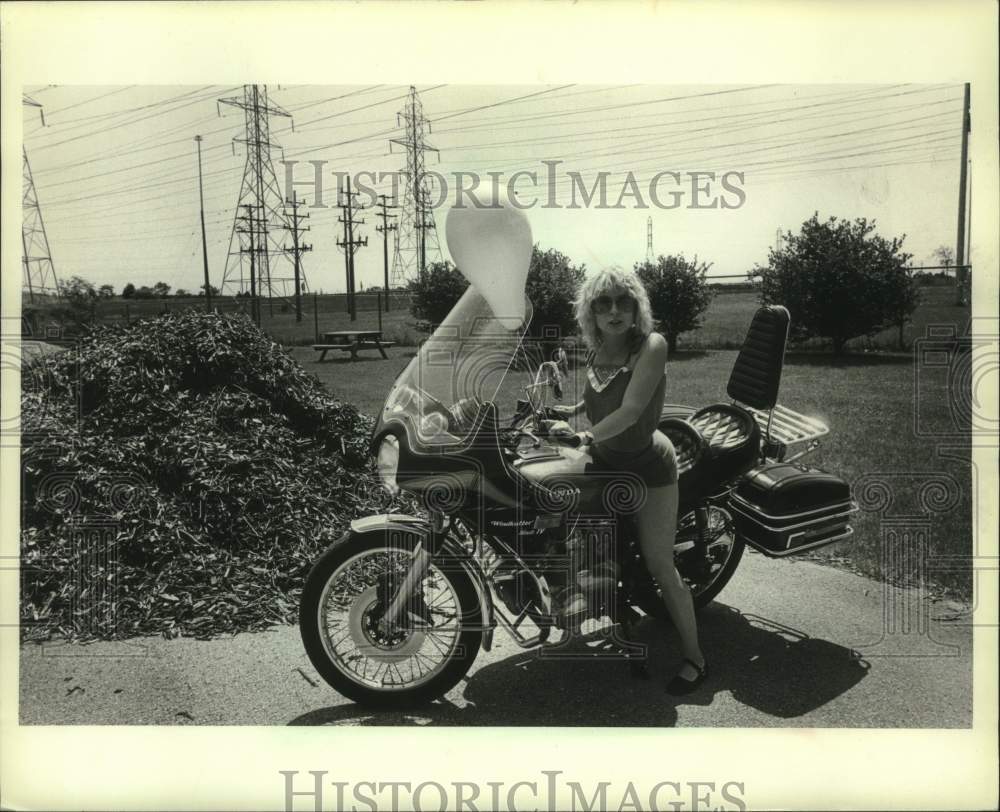 1986 Press Photo This is the image that "Women in the Wind" wants to overcome - Historic Images