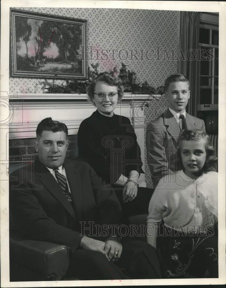 1955 Press Photo Milton Bruhn, University of Wisconsin football coach & family. - Historic Images