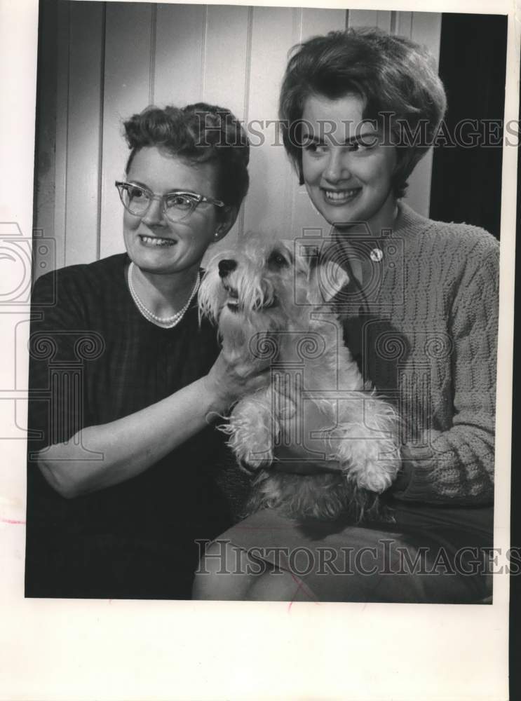 1962 Press Photo Mrs. Milt Bruhn, daughter Mary Anne, pose with their dog, Wisc. - Historic Images