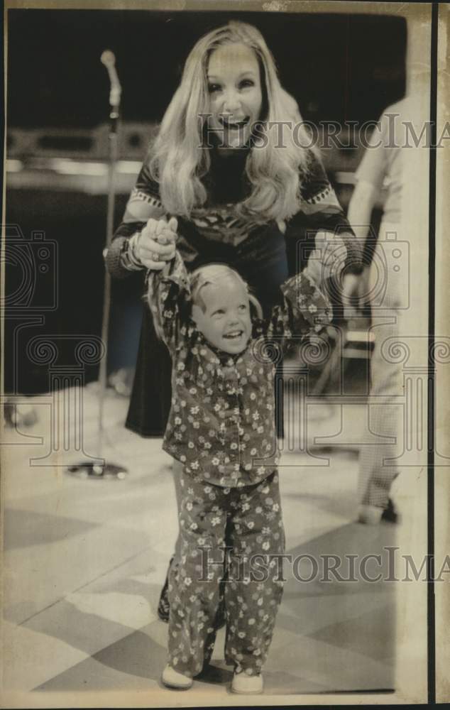 1974 Miss America, Rebecca Ann King and neice, Kari, in New Jersey - Historic Images