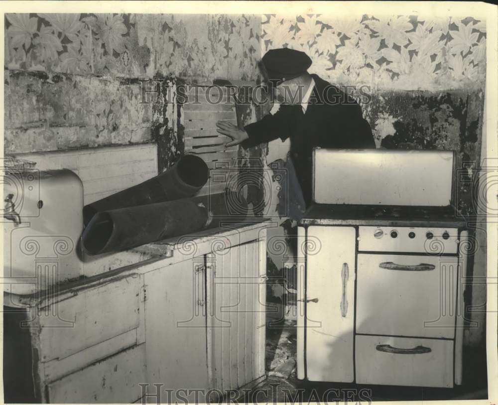 1955 Press Photo Inspector Schluga examines home in Milwaukee&#39;s third ward - Historic Images