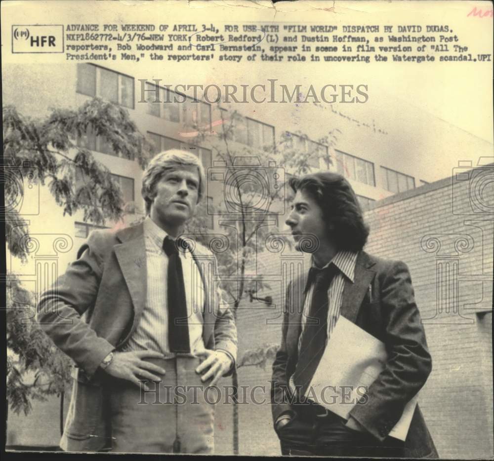 1976 Press Photo Robert Redford &amp; Dustin Hoffman in &quot;All The President&#39;s Men&quot; - Historic Images